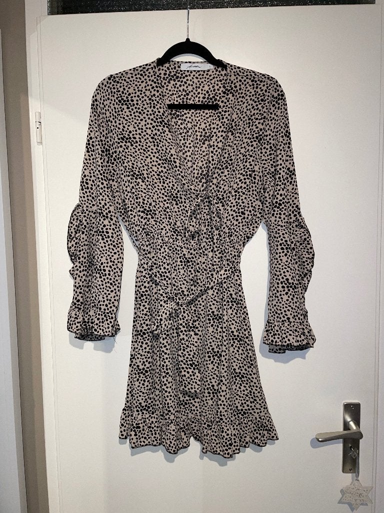 Ambika beige stippen print jurk met ruffle vlinder mouw mt L, Beige, Maat 42/44 (L), Ophalen of Verzenden, Zo goed als nieuw