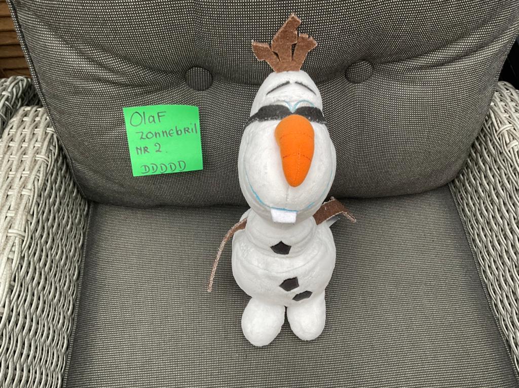 Nieuwe zgan Disney Frozen Olaf knuffel met zonnebril 30/35cm, Ophalen, Overige figuren, Nieuw, Knuffel