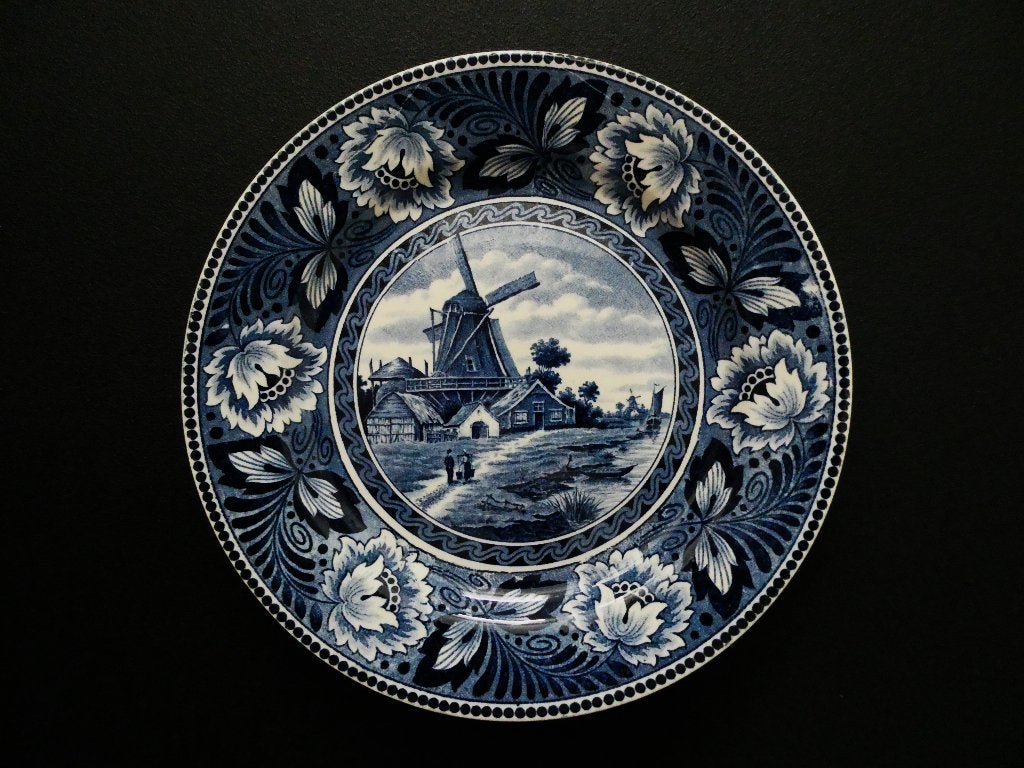 2 Delftsblauwe borden Hollandia Maestricht molen bootjes, Antiek en Kunst, Ophalen of Verzenden