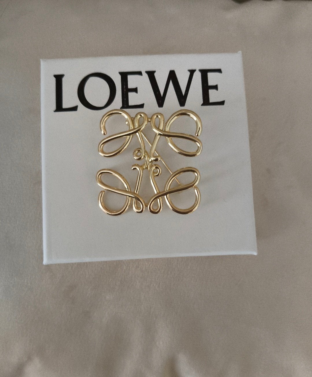Loewe Anagram Broche Goudkleurig, Sieraden, Tassen en Uiterlijk, Overige materialen, 4 tot 7 cm, Ophalen of Verzenden, Zo goed als nieuw