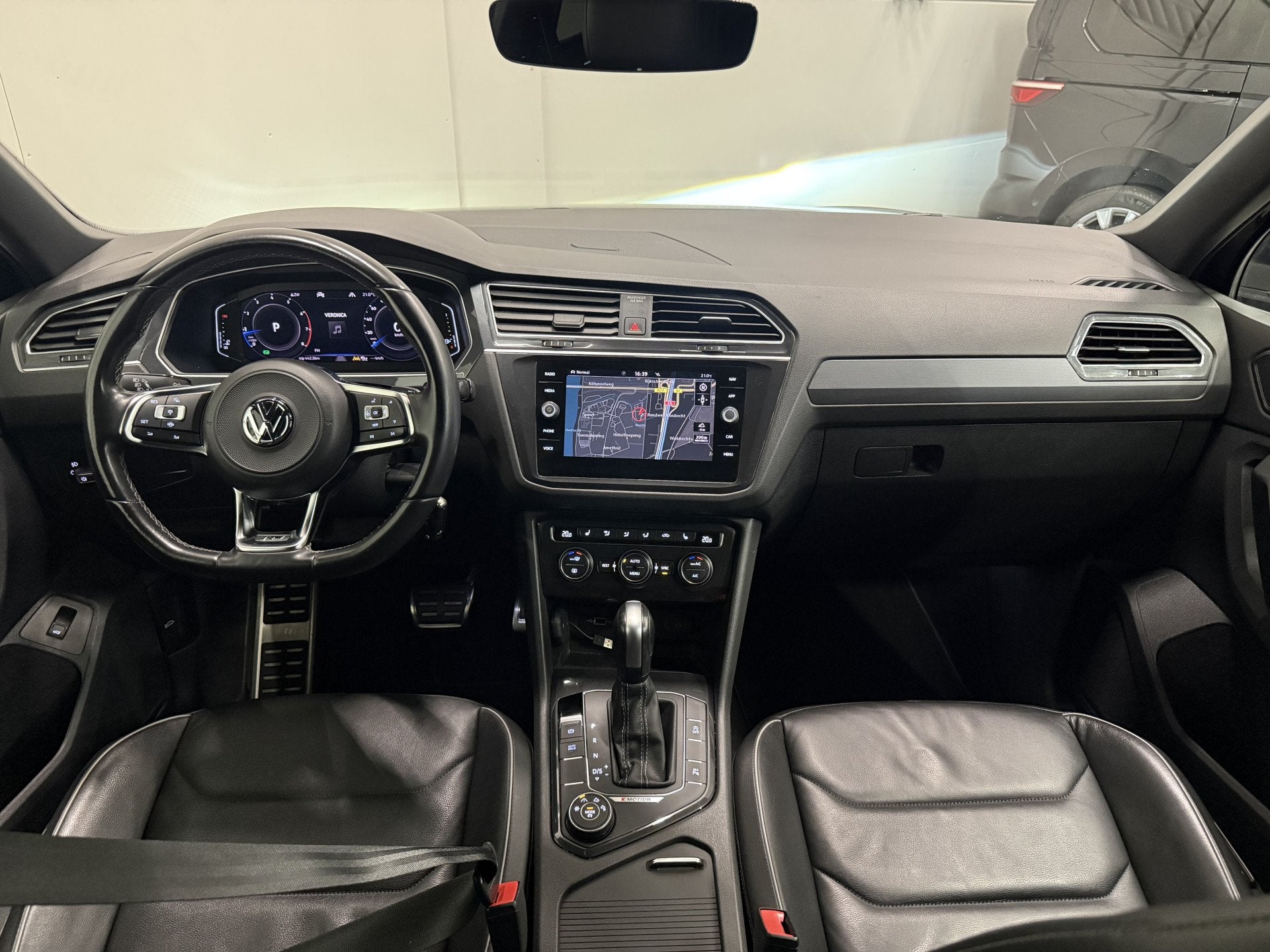 Foto 15 van Volkswagen Tiguan 2.0 TSI 4Motion 3x R-Line BLACK PANO/VOL-L