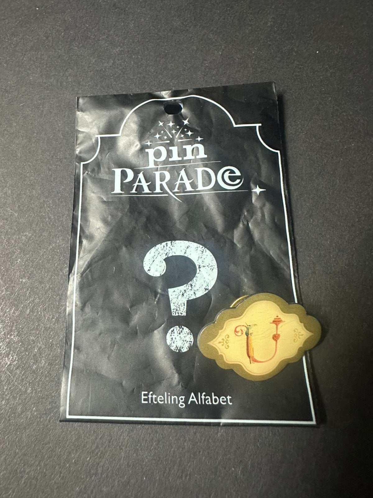 Efteling pin letter u, Ophalen of Verzenden, Zo goed als nieuw, Button of Speldje