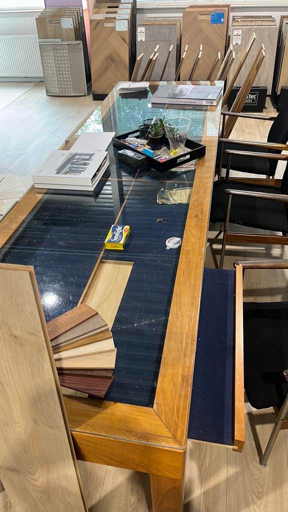 Zeer grote teakhouten vitrine tafel in goede staat, Huis en Inrichting, Ophalen, 200 cm of meer, 50 tot 100 cm, Zo goed als nieuw