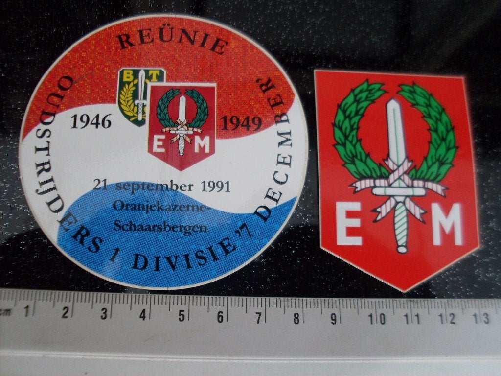 2x sticker EM logo embleem 7 december 1 divisie reunie, Verzamelen, Verzenden, Zo goed als nieuw, Bedrijf of Vereniging