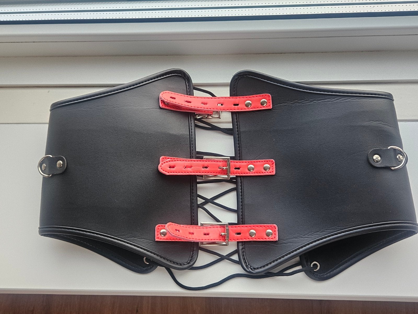 Zwarte Corset Riem met Rode Bandjes - Gothic / Wasteland, Onbekend, Ophalen of Verzenden, Gedragen