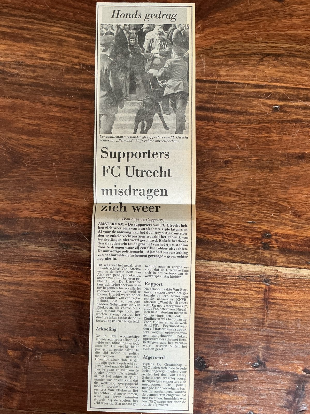 Voetbal krantenartikel Supportersrellen Ajax FC Utrecht 1976, Ophalen of Verzenden, Knipsel(s)