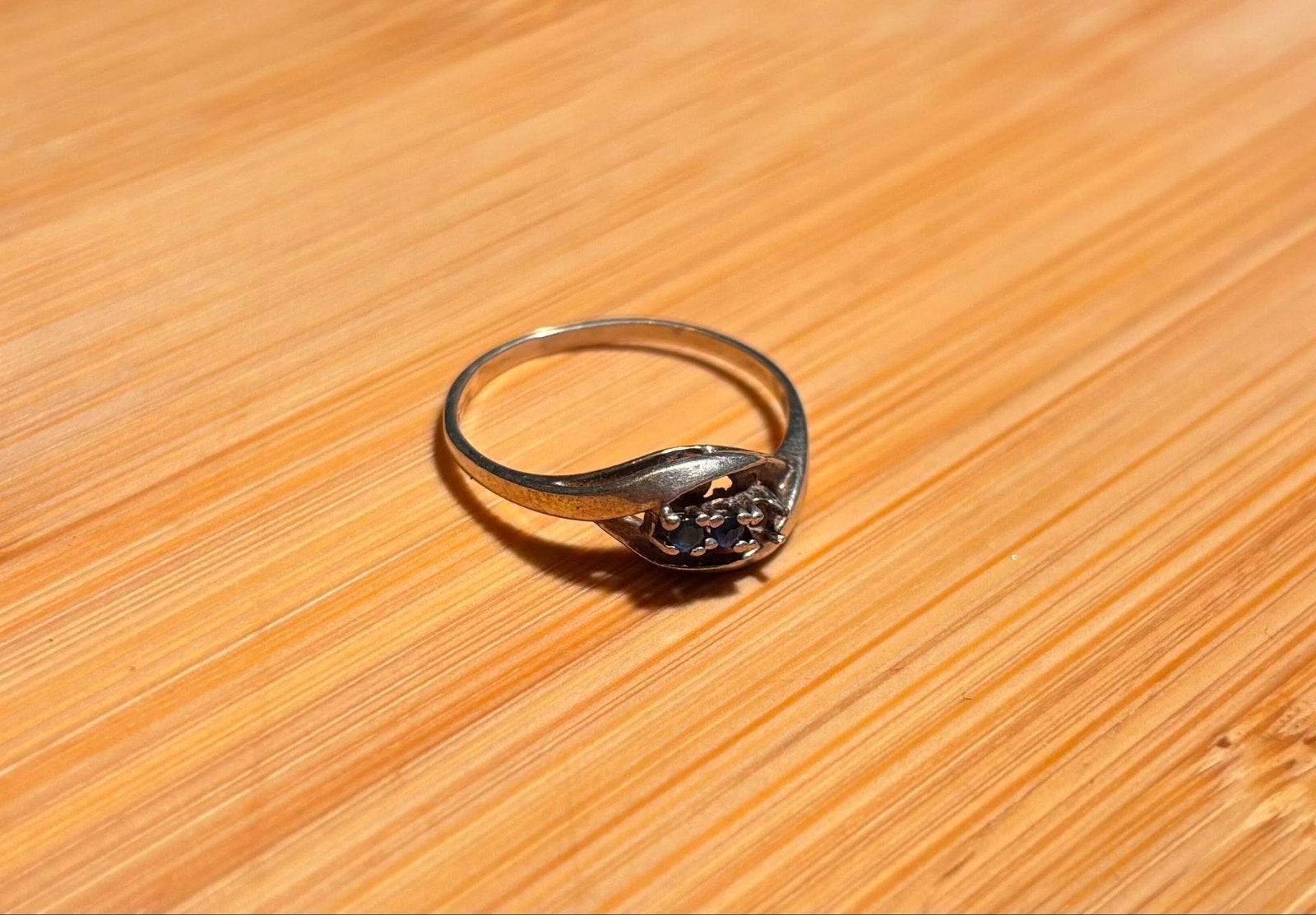 Zilveren ring met blauwe steentjes, 18 tot 19, Gebruikt, Ophalen of Verzenden, Met edelsteen