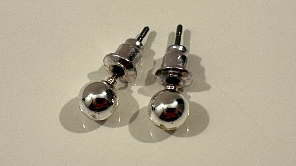 Zilverkleurige oorsteker met bolletje, Overige materialen, Gebruikt, Ophalen of Verzenden, Knopjes of Stekers