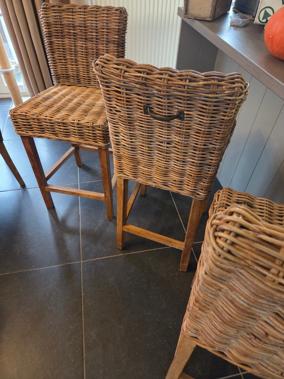 Set van 3 rotan barkrukken met houten onderstel, Huis en Inrichting, Barkrukken, Ophalen, Gebruikt, In hoogte verstelbaar, Hout