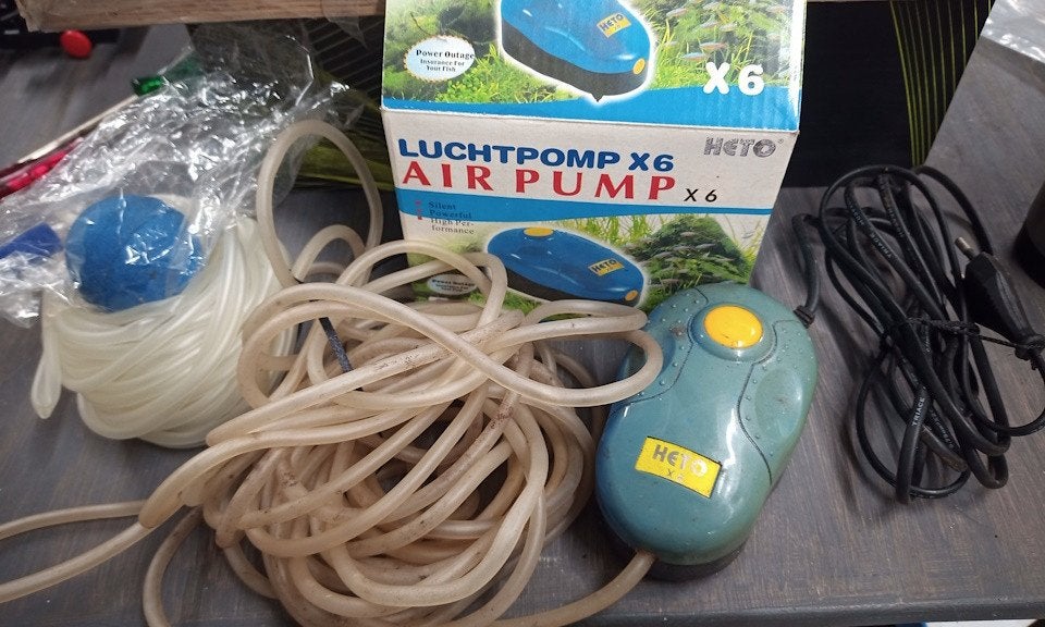 Luchtpomp voor acquarium/vijver met stroomuitvalbescherming, Gebruikt, Inclusief slangen, Overige typen, Overige merken