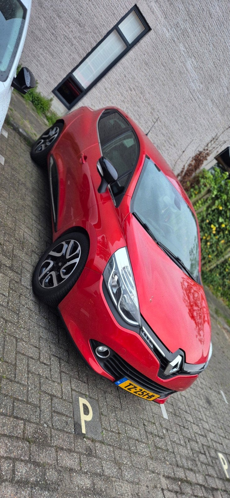 Renault Clio 0.9 TCE 90 5D ECO 2015 Rood, Voorwielaandrijving, 898 cc, 40 €/maand, 540 kg
