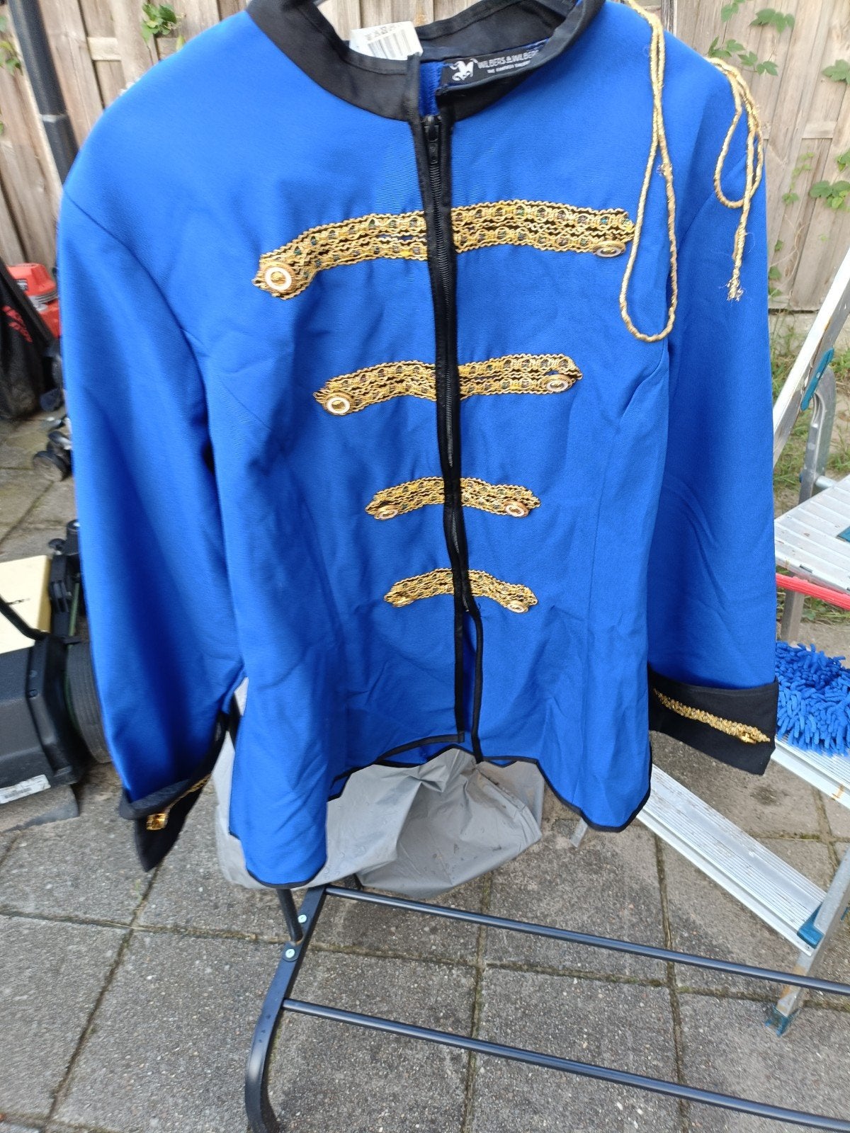 Blauw kostuumjasje met goudkleurige details, Verzenden