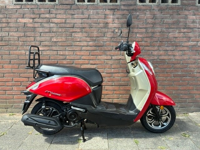 MOOIE SYM MIO 50i 4 TAKT SNOR SCOOTER ! BOUWJAAR 2019 EURO4, Fietsen en Brommers, Scooters | SYM, Ophalen, Benzine, Mio