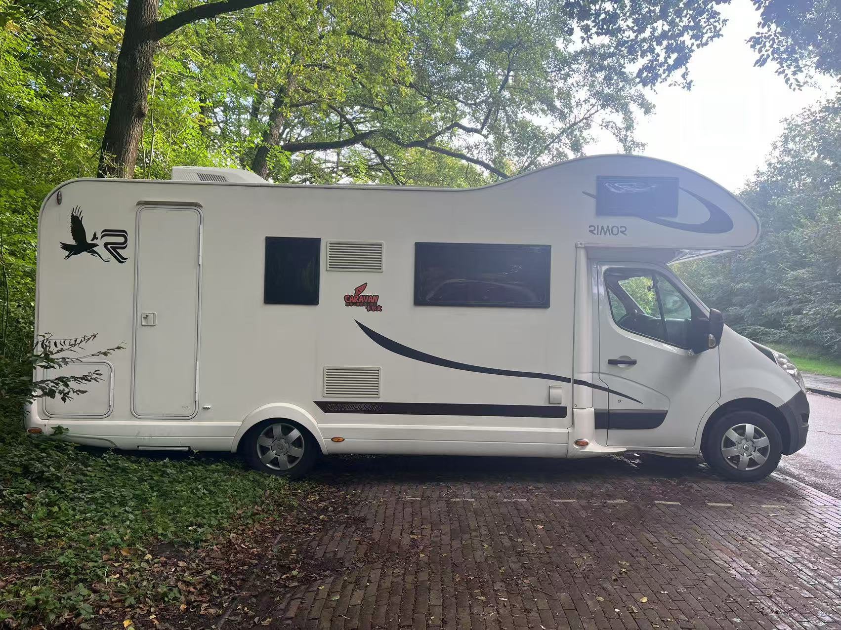 Rimor Katamarano 50| 2015  | 8 slaapplaatsen – ca. 70.000 km, Alkoof, Ringverwarming, Bedrijf, Koelkast