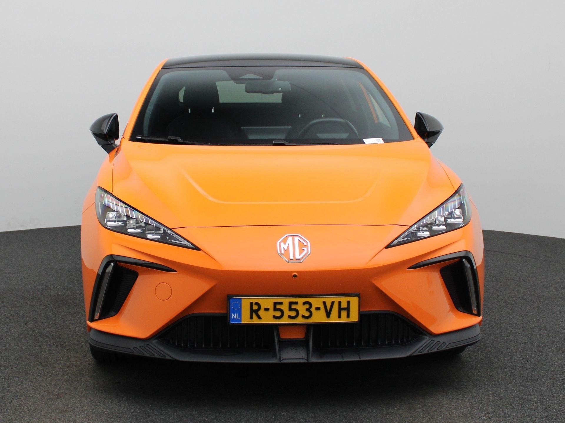 MG MG4 Electric Luxury 64 kWh | STUURVERWARMING | STOELVERWA, Auto's, 12 maanden, Gebruikt, Overige kleuren, Origineel Nederlands