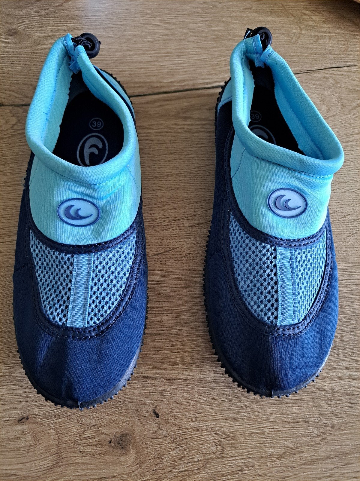 Nieuwe blauwe waterschoenen maat 39, Watersport en Boten, Watersportkleding, Ophalen of Verzenden, Nieuw, Dame of Heer, Zeil- of Surfschoenen