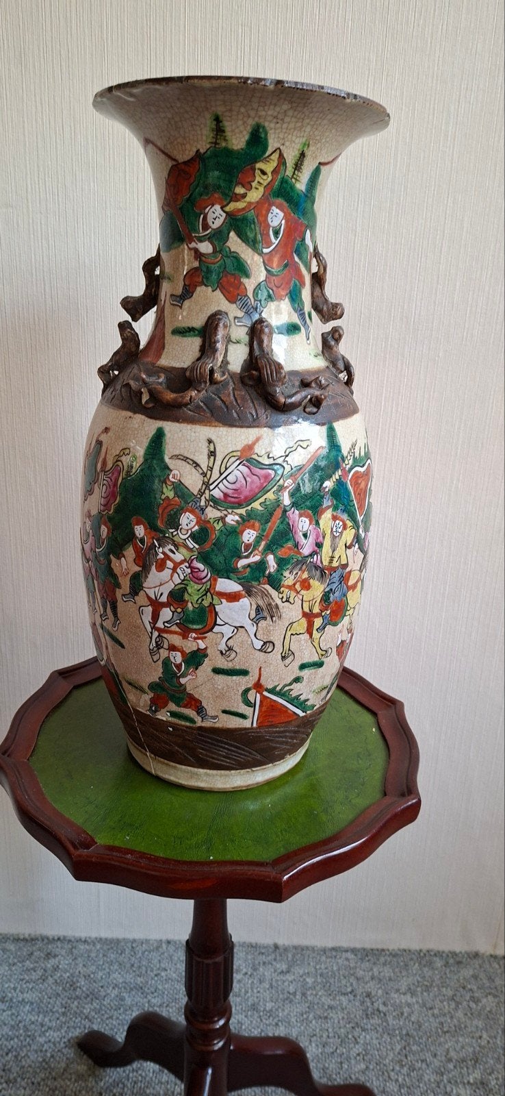 Antieke Chinese vaas met strijdscènes en draken, Ophalen of Verzenden