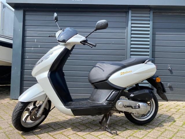 nette peugeot kisbee weinig km parelmpoer wit 899, Maximaal 45 km/u, Zo goed als nieuw, Benzine, Peugeot