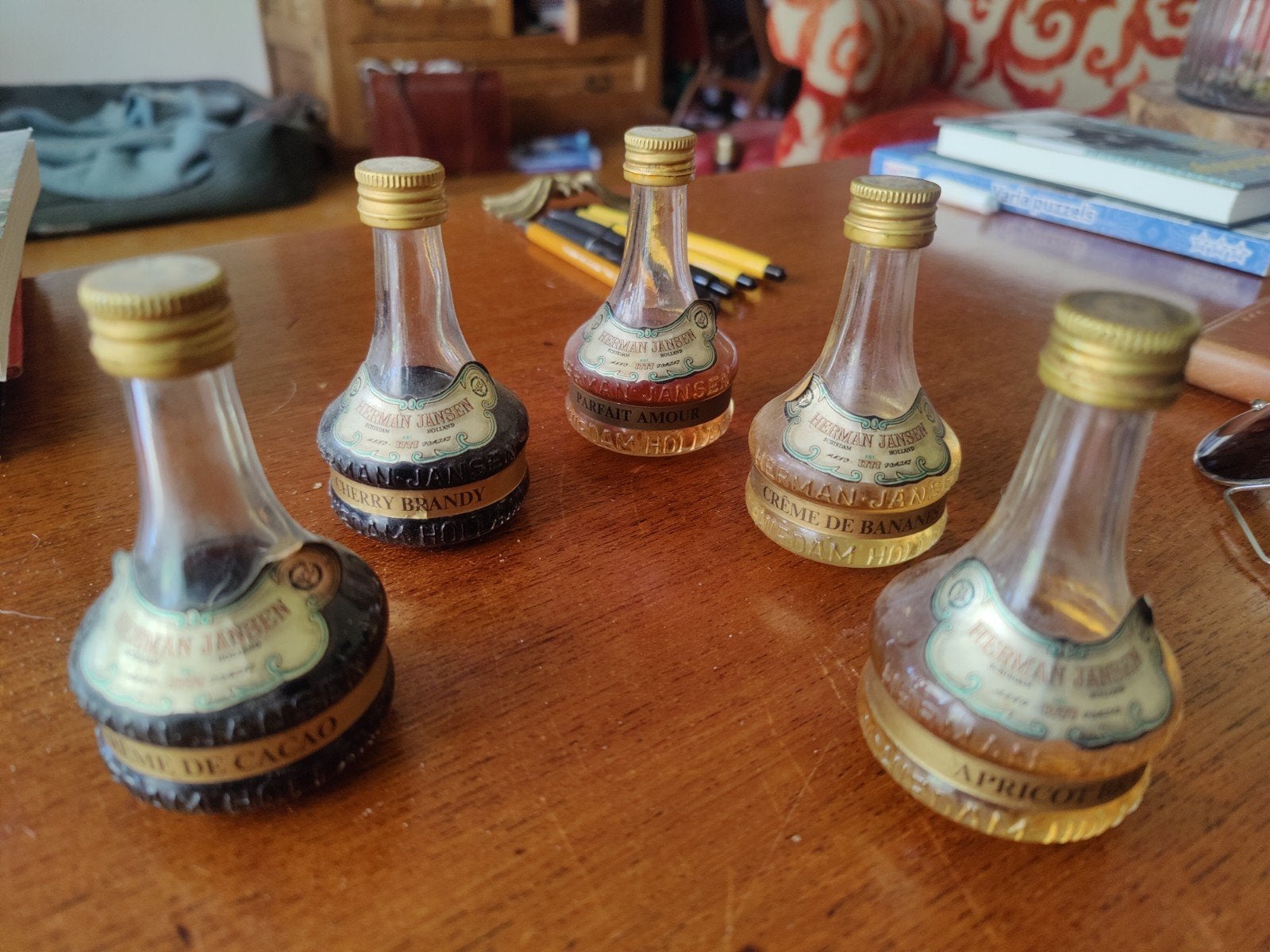 Gesloten miniatuur flesjes apricot brandy van Herman Jansen, Verzamelen, Ophalen of Verzenden