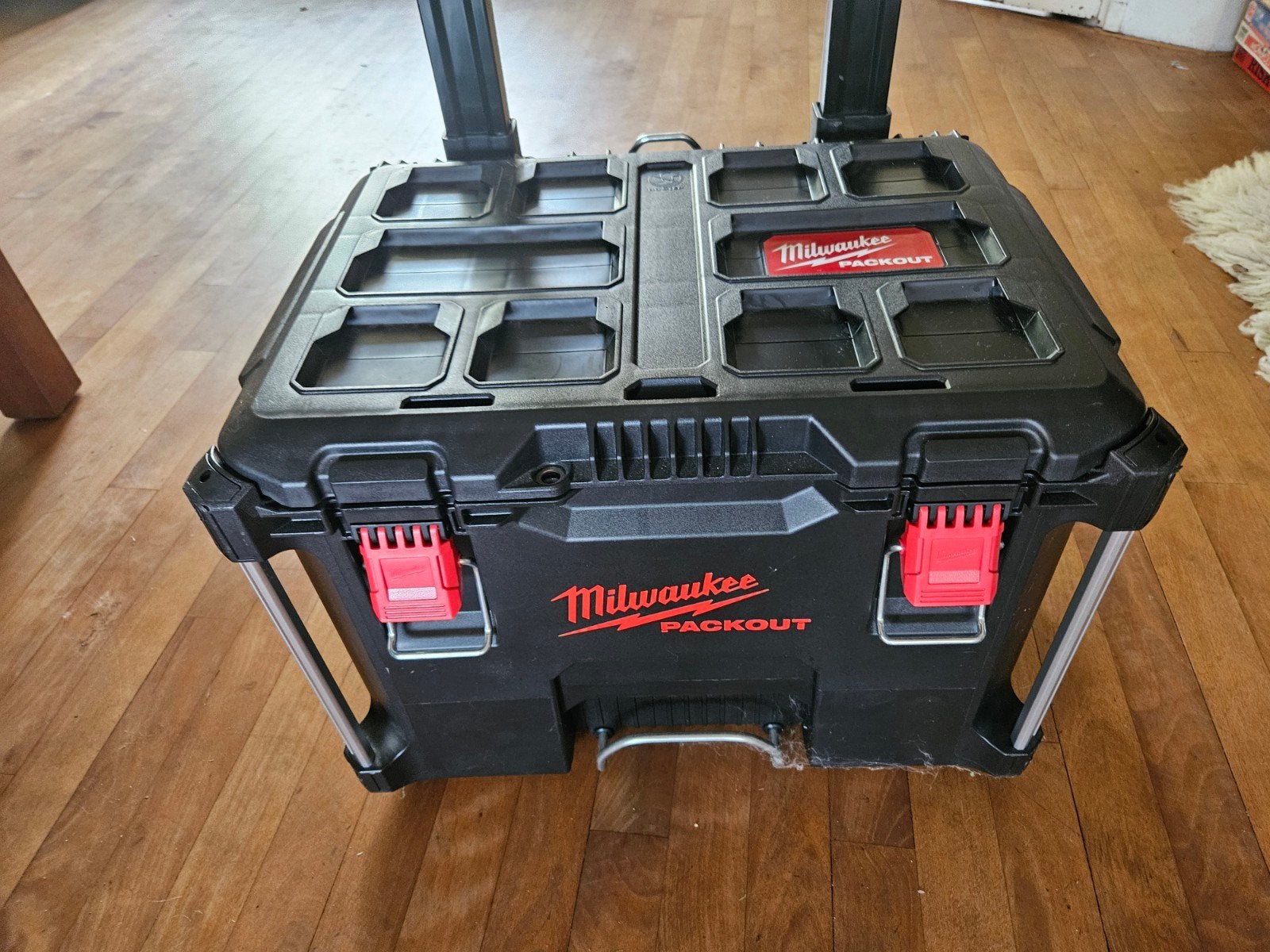 Milwaukee PACKOUT Gereedschapskist met Trolleyfunctie, Ophalen