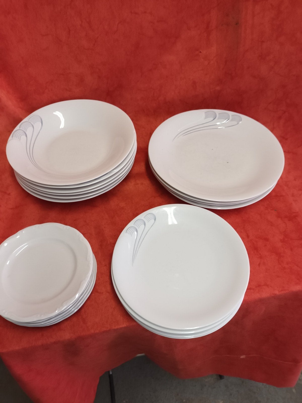 Borden servies van vivaldi wawel, Huis en Inrichting, Ophalen of Verzenden, Overige stijlen, Bord(en)