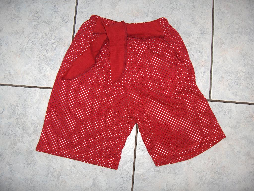 Nieuw handmade rood polkadot bermuda broekje met strik mt 92, Kinderen en Baby's, Kinderkleding | Maat 92, Broek, Meisje, Handgemaakt