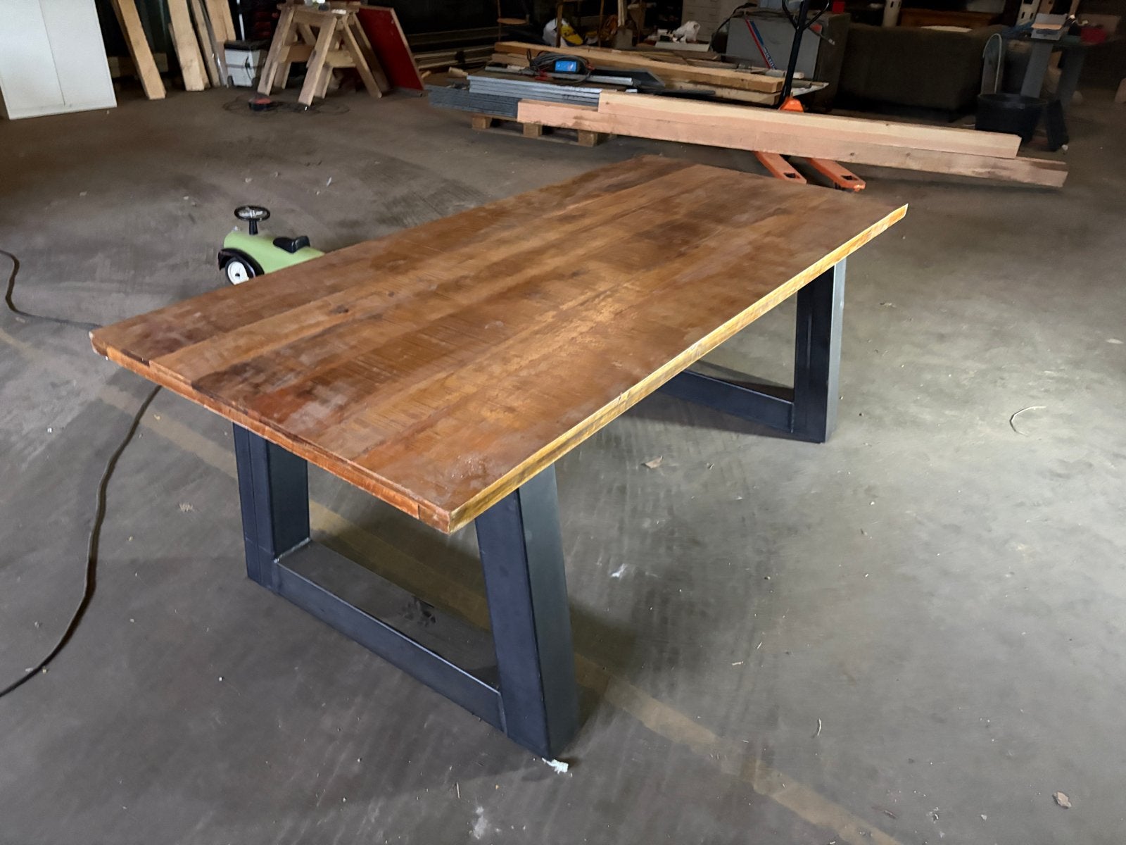 Robuuste houten tafel 220x100 cm met metalen onderstel, Ophalen, Gebruikt, 200 cm of meer, 50 tot 100 cm