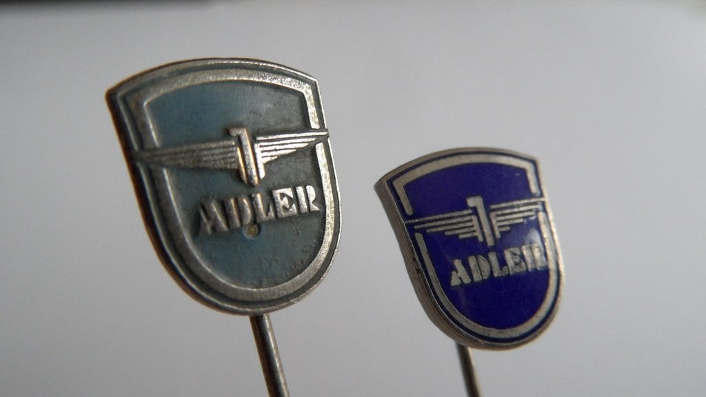 Adler oldtimermotor spelden 2 x verschillend., Verzamelen, Speldjes, Pins en Buttons, Verzenden, Gebruikt, Merk, Speldje of Pin
