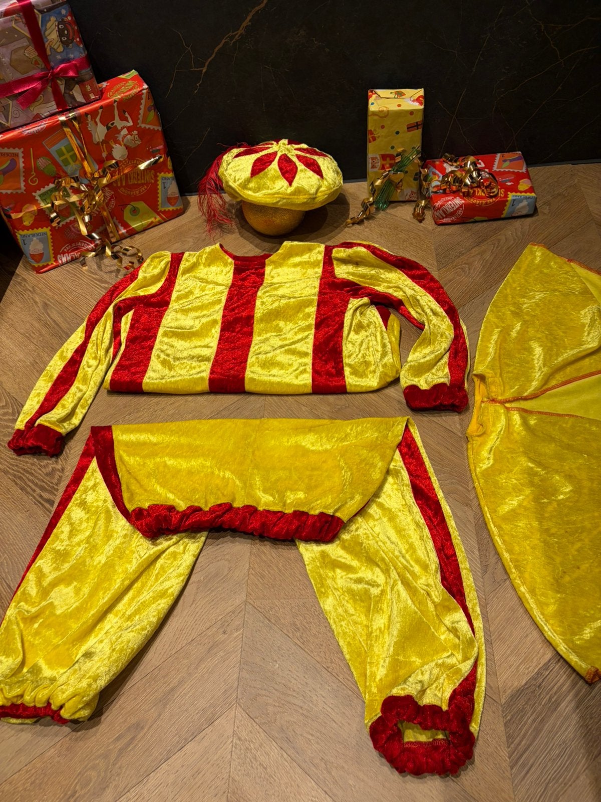 Pietenpak geel rood maat 164 luxe handwerk sinterklaas set, Ophalen of Verzenden, Zo goed als nieuw