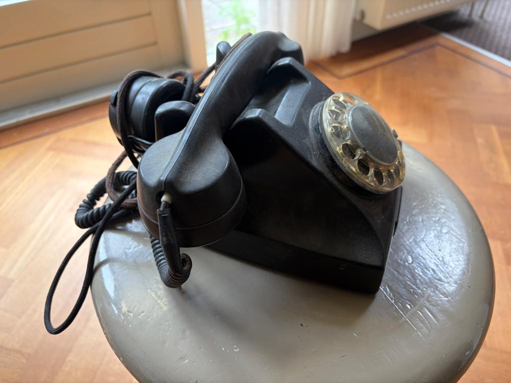 Oude bakelieten telefoon met draaischijf., Telecommunicatie, Vaste telefoons | Niet Draadloos, Ophalen, Gebruikt, Met draaischijf