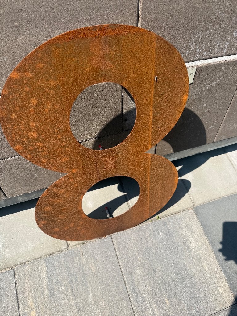 Huisnummer 8. 60 hoog cortenstaal, Ophalen, Nieuw, Slot