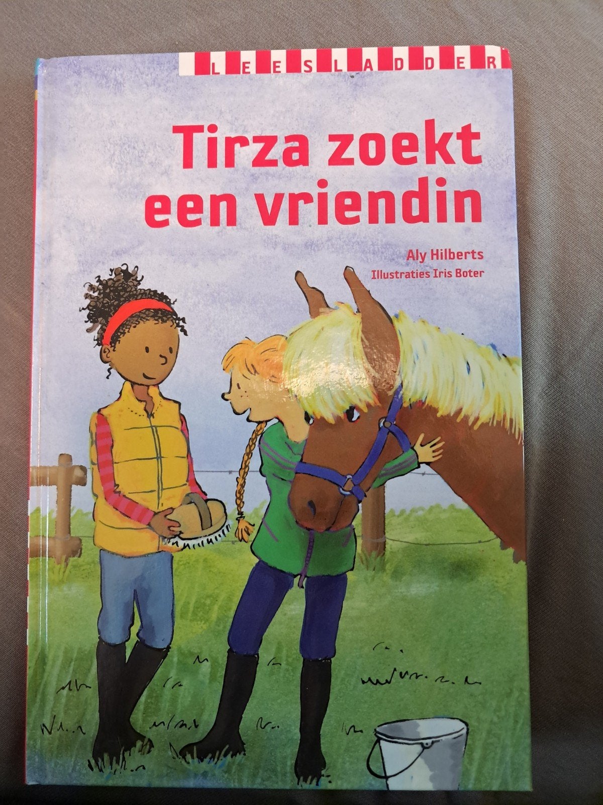Tirza zoekt een vriendin - Leesladder, Ophalen of Verzenden, Zo goed als nieuw, Aly Hilberts, Fictie algemeen