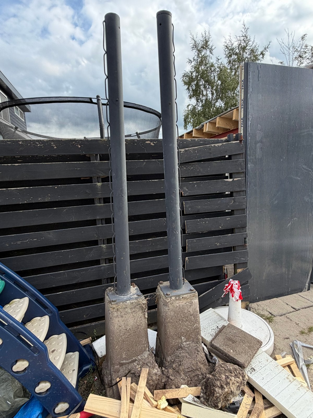 Palen voor openslaande schuttingdeuren met betonbokken, Ophalen, Met poort, Gebruikt, Overige typen