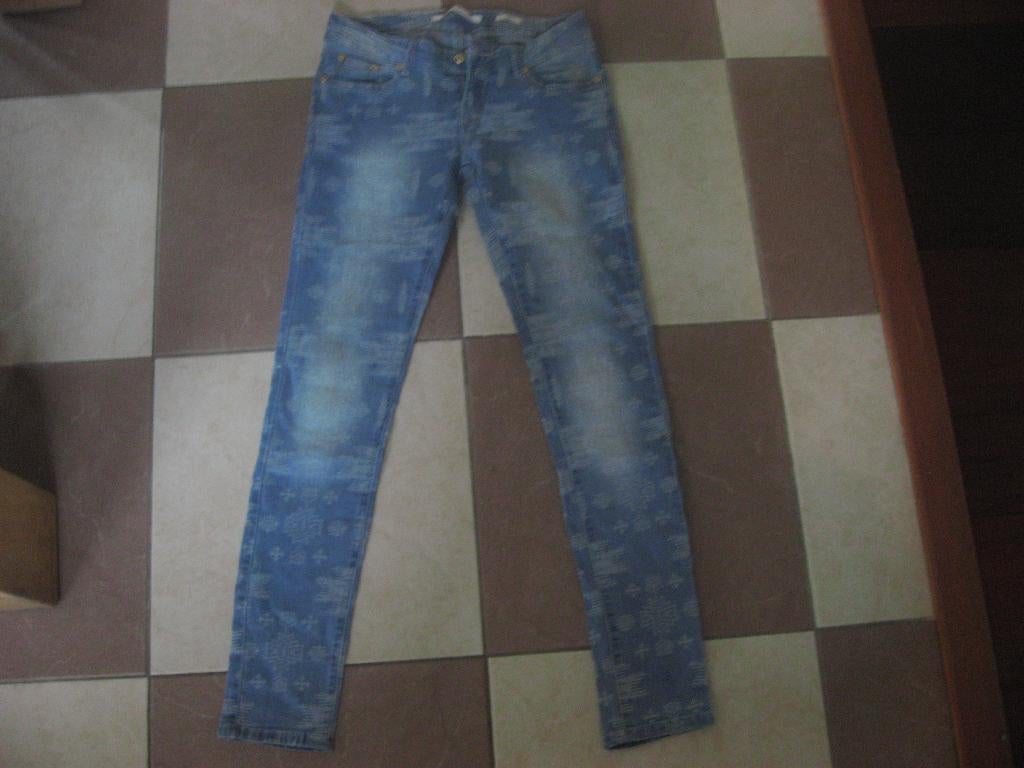 SALE Newplay slimfit jeans met ingeweven motiefje, mt 27, Kleding | Dames, Spijkerbroeken en Jeans, Newplay, Zo goed als nieuw