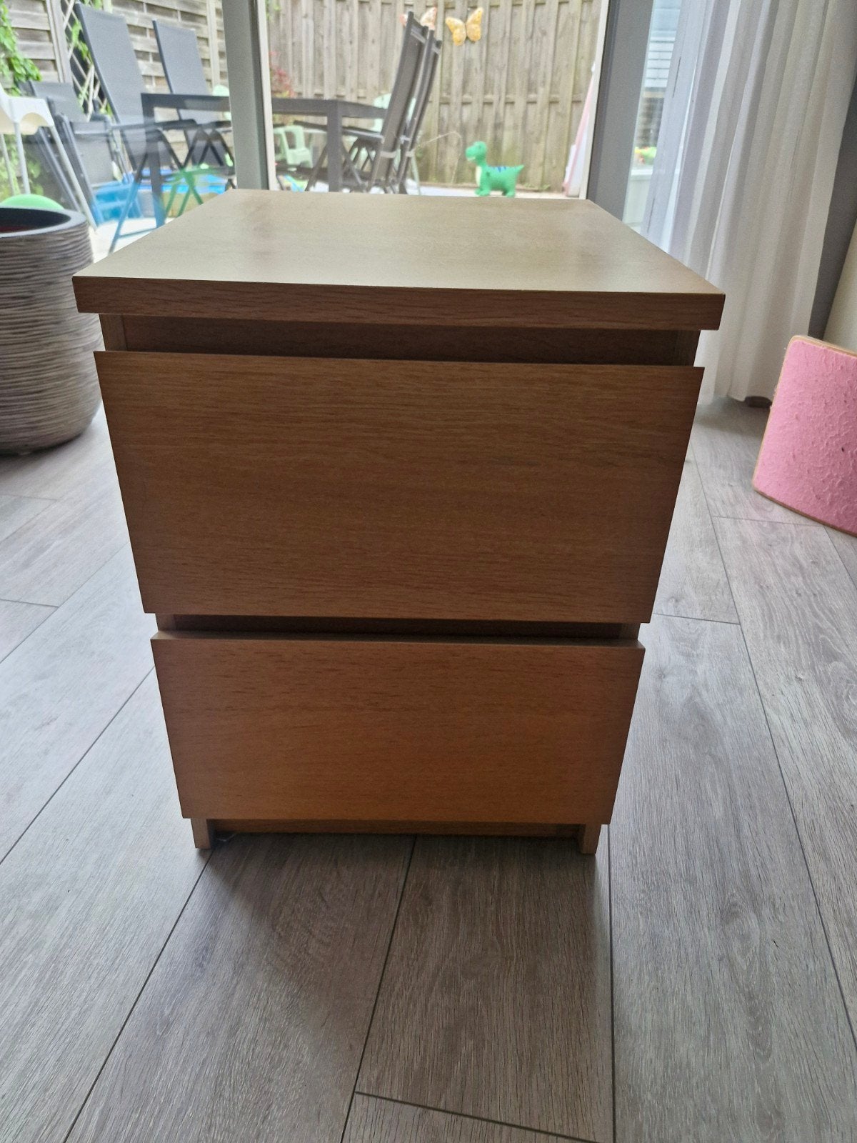 IKEA Malm nachtkastje met 2 lades - Eikenfineer, Huis en Inrichting, Slaapkamer | Nachtkastjes, Ophalen, Gebruikt, Minder dan 45 cm