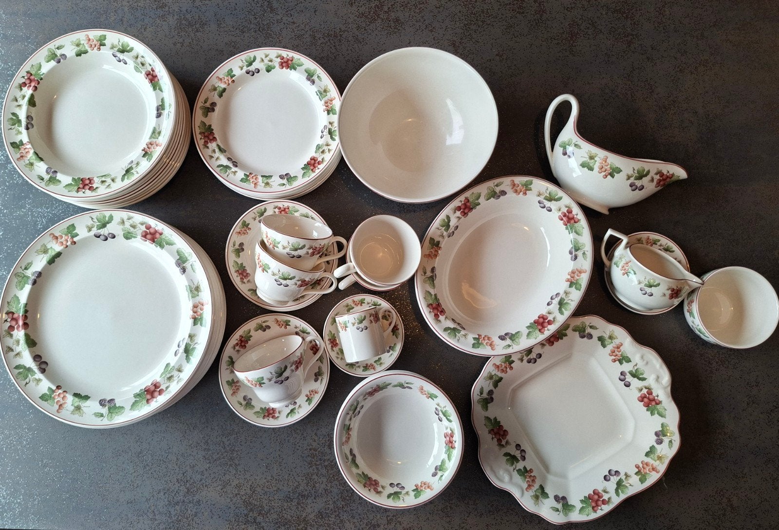 Wedgwood Queen's Ware Provence servies  53-delig, Klassiek, Ophalen of Verzenden, Zo goed als nieuw, Aardewerk