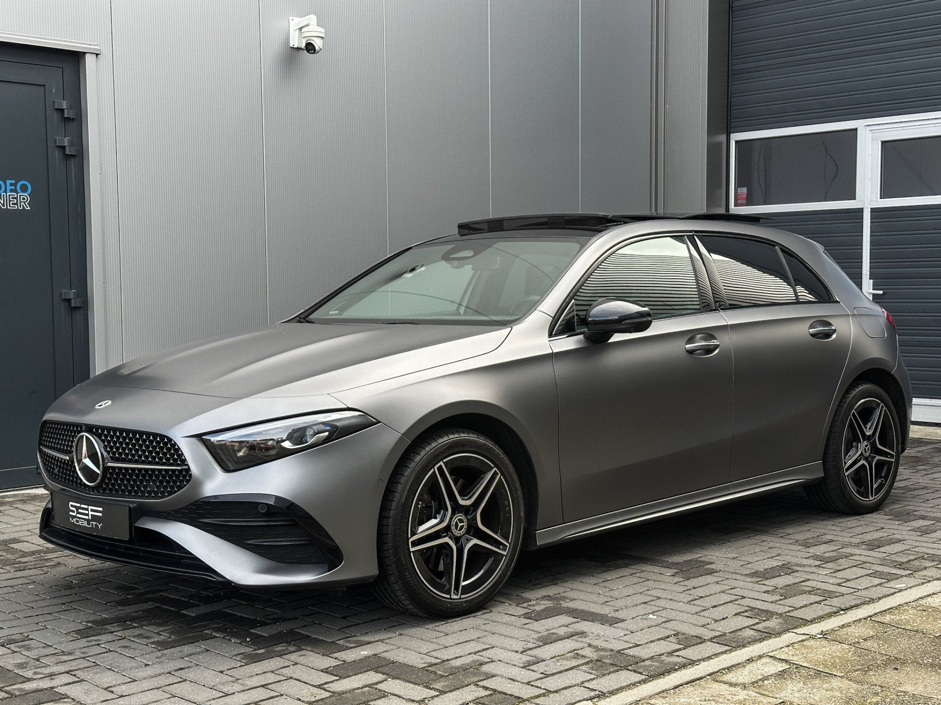 Mercedes-Benz A-Klasse 250 e AMG Line Matgrijs | Pano | 360, Gebruikt, Automatische klimaatregeling, Bedrijf, 273 pk
