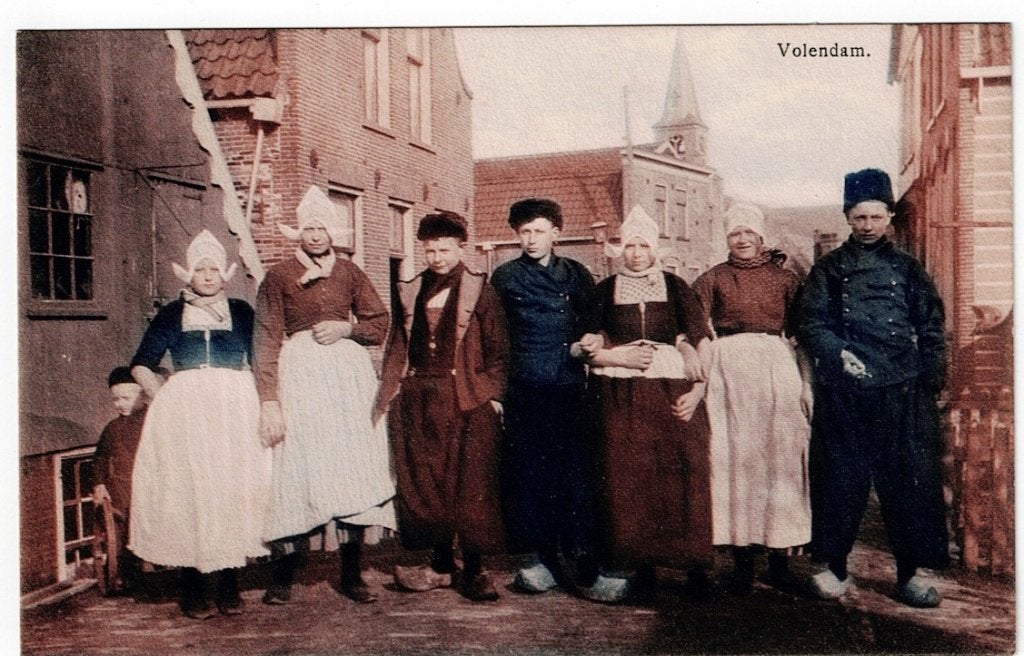 Volendam 1910. De acht kinderen in klederdracht., Ophalen of Verzenden, Voor 1920, Ongelopen, Noord-Holland