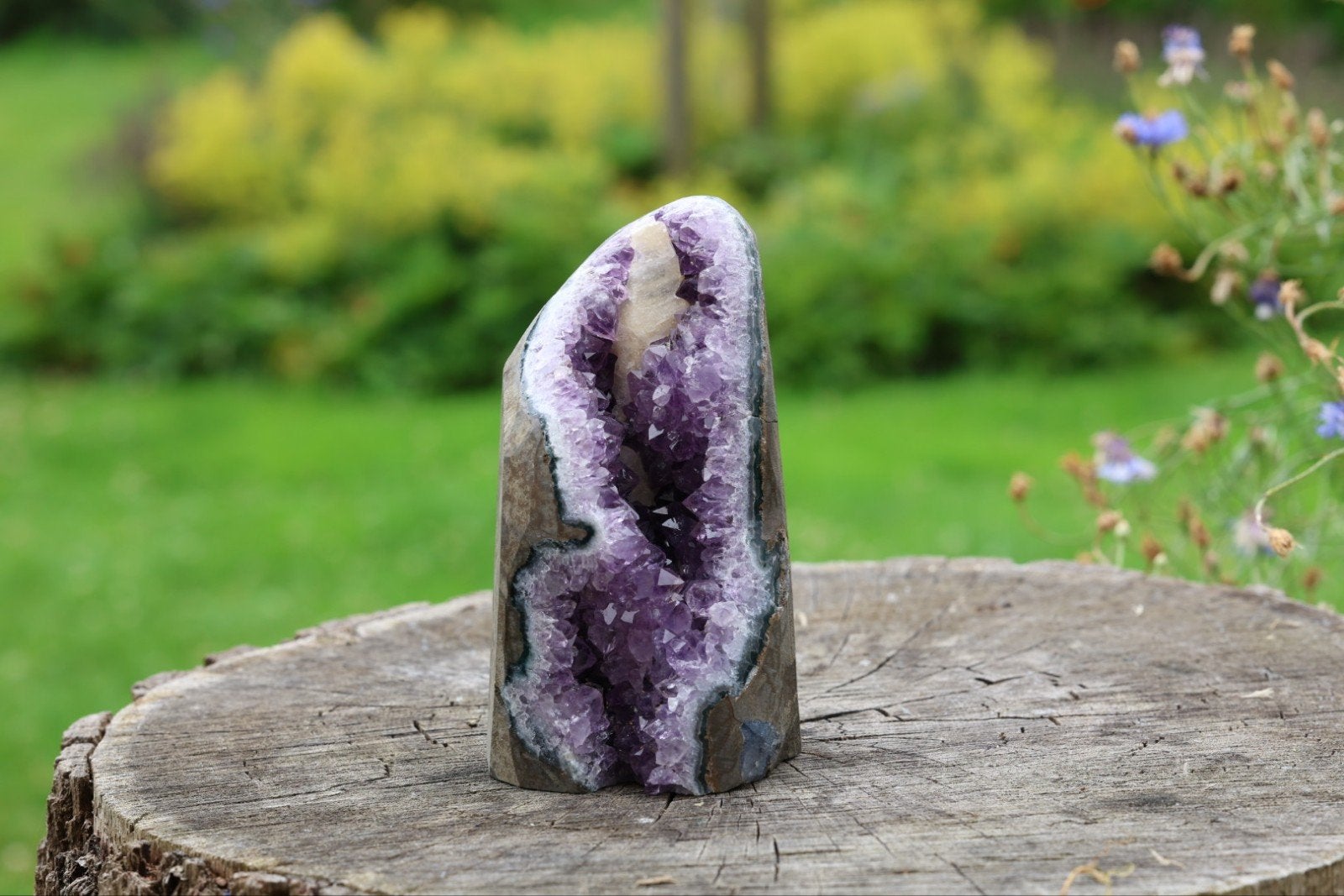 Mooie Amethist Geode met Calciet Kristal - 2,3kg, Ophalen of Verzenden, Mineraal