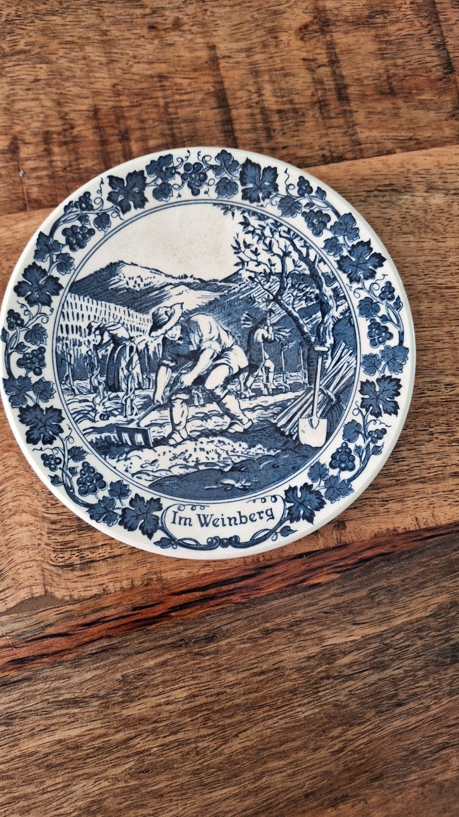 Royal Goedewaagen Delfts Blauw Onderzetter 'Im Weinberg', Antiek en Kunst, Antiek | Wandborden en Tegels, Ophalen of Verzenden