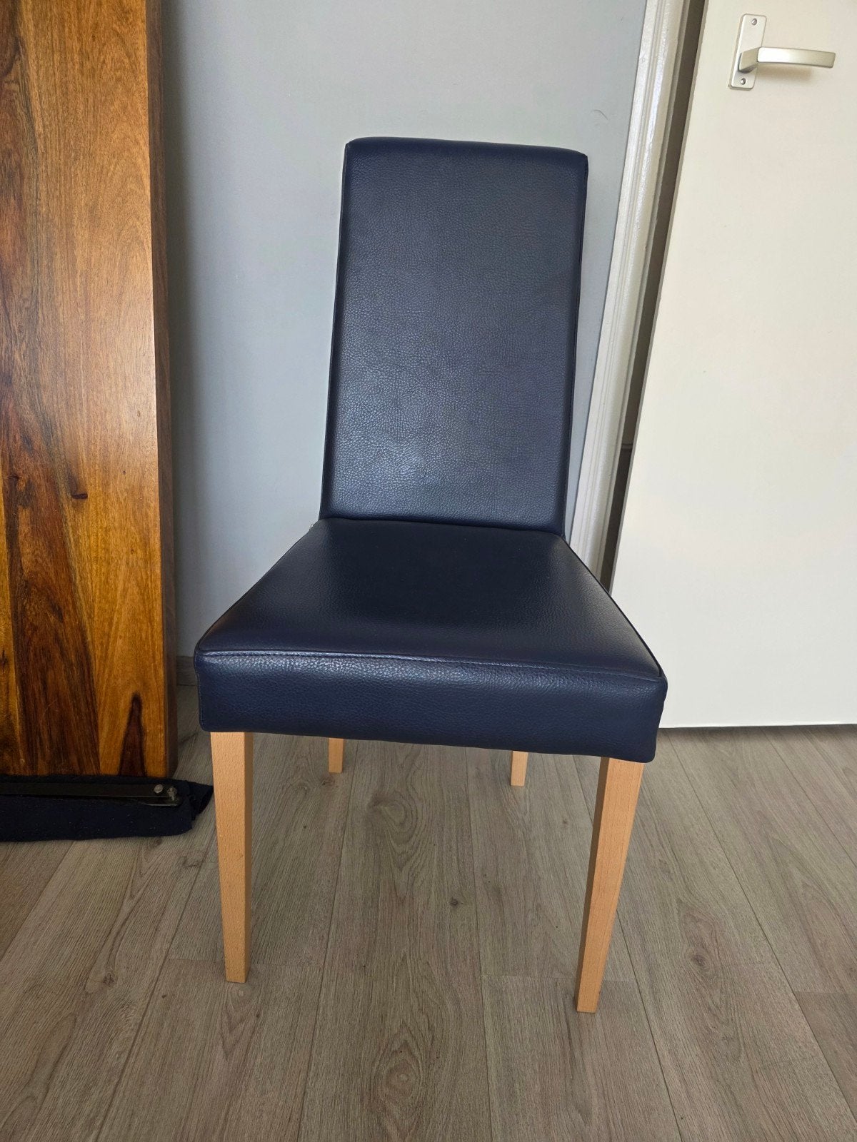 4 Donkerblauwe eetkamerstoelen met houten poten, Huis en Inrichting, Stoelen, Ophalen, Gebruikt, Blauw, Vier