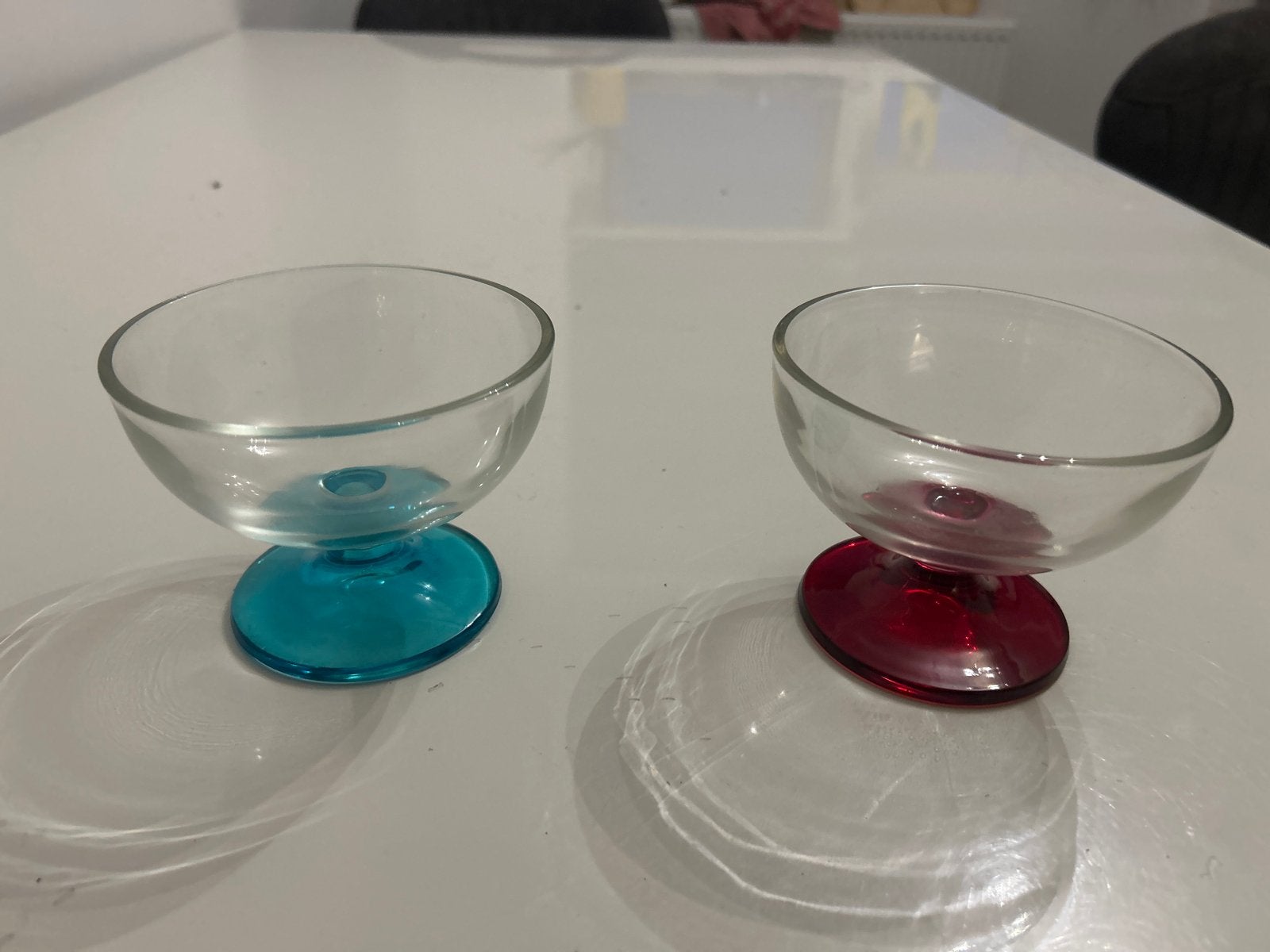 Set van 2 glazen dessertkommetjes met gekleurde voet, Ophalen of Verzenden