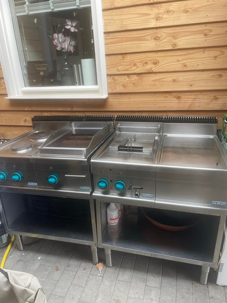 Bakwand met frituur, bakplaat en 2 kookpitten, Ophalen, Zo goed als nieuw