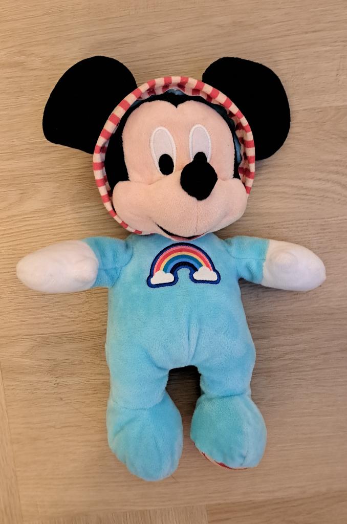 Disney Mickey Mouse knuffel in onesie met regenboog, Ophalen of Verzenden, Mickey Mouse, Zo goed als nieuw, Knuffel
