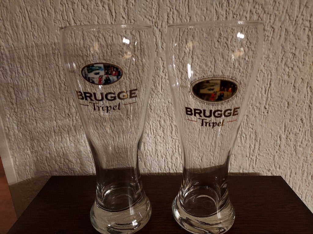 2 bierglazen Brugge Tripel 0,33l (M11) - kleurverschil logo, Ophalen of Verzenden, Zo goed als nieuw, Bierglas