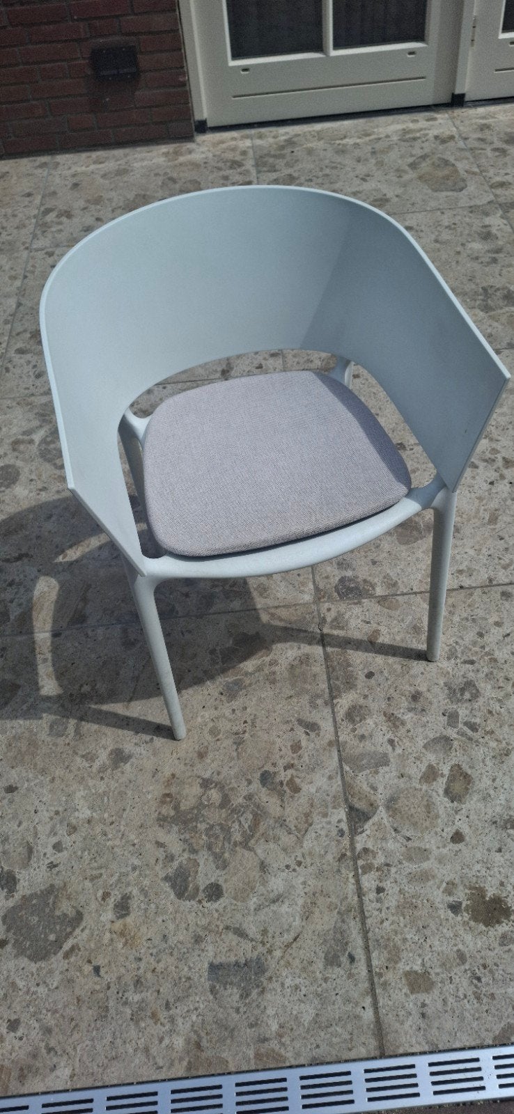 30 stuks witte terrasstoelen/tuinstoelen met kussen te koop, Tuin en Terras, Tuinstoelen, Ophalen, Zo goed als nieuw, Kunststof