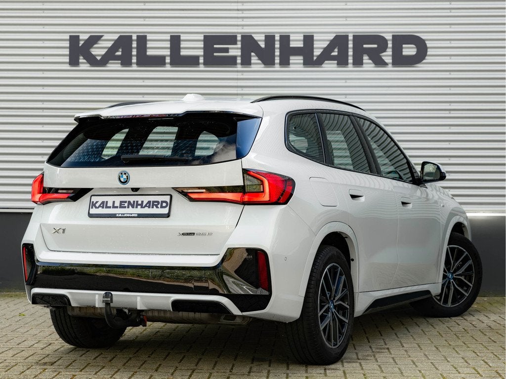 BMW X1 xDrive25e M-Sport - Trekhaak - Driving Ass Plus - Ada, Auto's, BMW, 12 maanden, Gebruikt, Alcantara, Wit