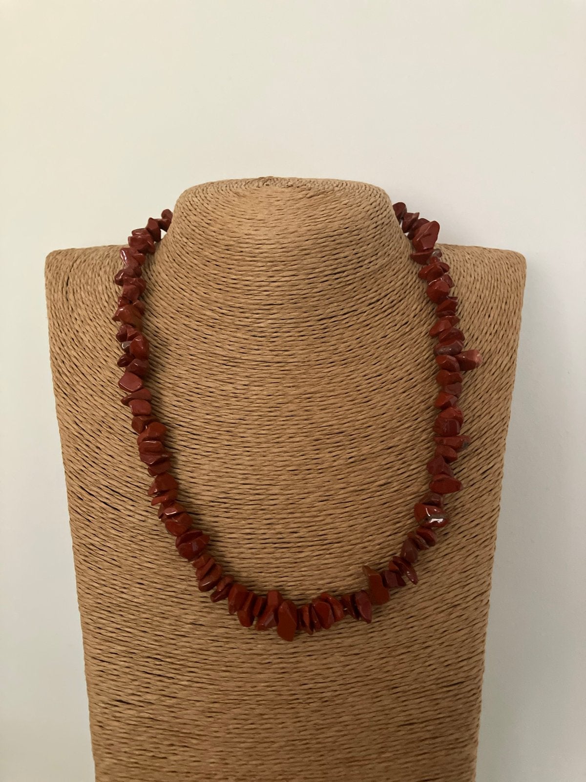 Mooie ketting van roodbruine jaspis steentjes, Sieraden, Tassen en Uiterlijk, Verzenden, Nieuw, Steen of Mineraal, Met edelsteen