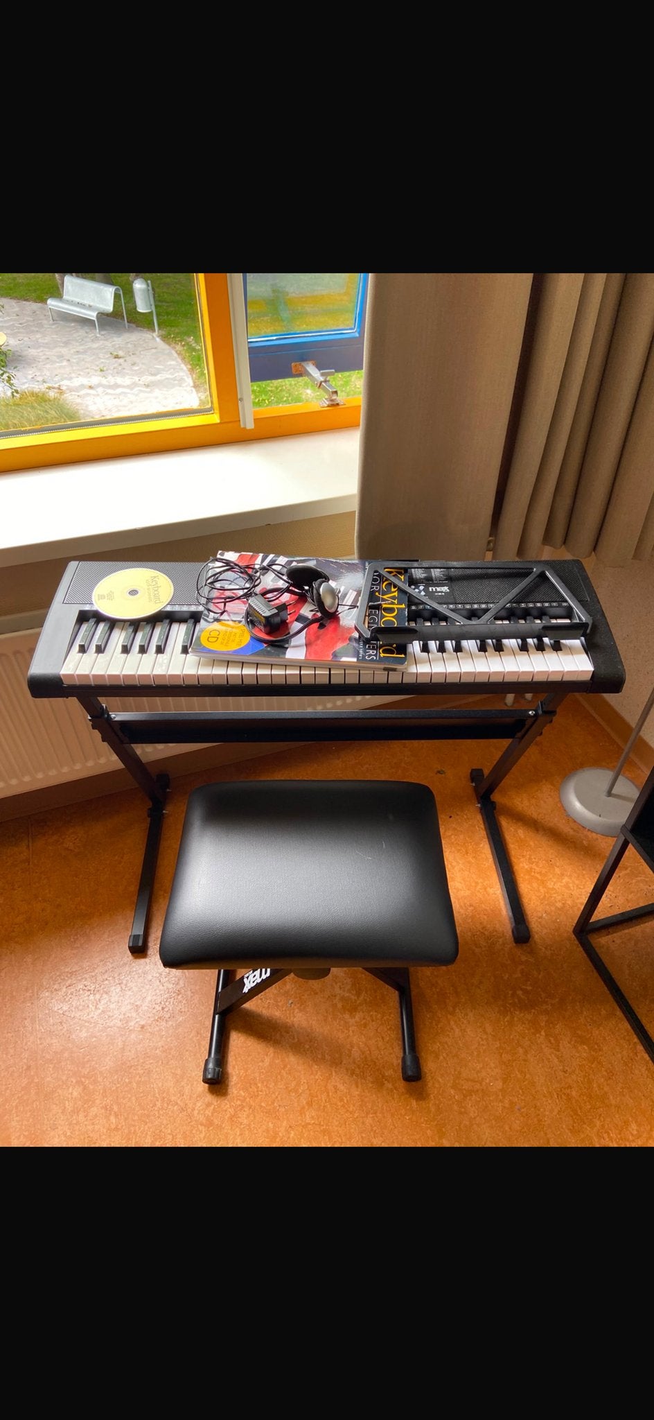 Keyboard met standaard en krukje - Ideaal voor beginners, Muziek en Instrumenten, Keyboards, Met standaard, Ophalen, Overige merken