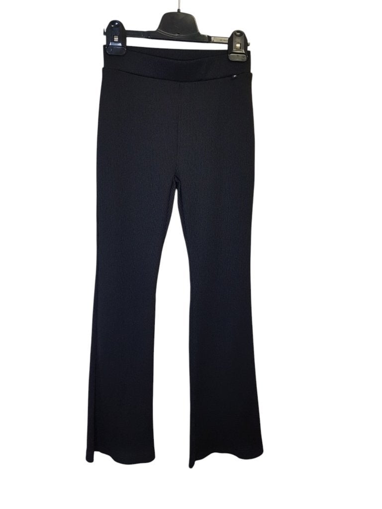 Prachtige zwarte NIEUWE WE rib flare pant maat 158., Broek, Nieuw, WE Fashion, Verzenden